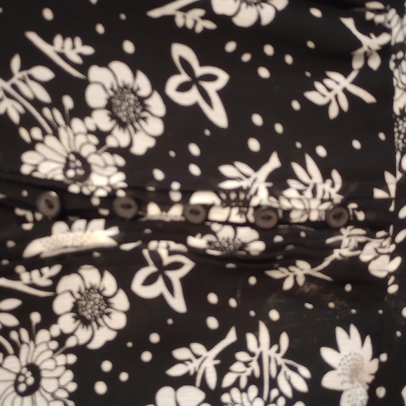 NOTATION BLACK WHITE FLORAL TOP SIZE 1X - Picture 4 of 13